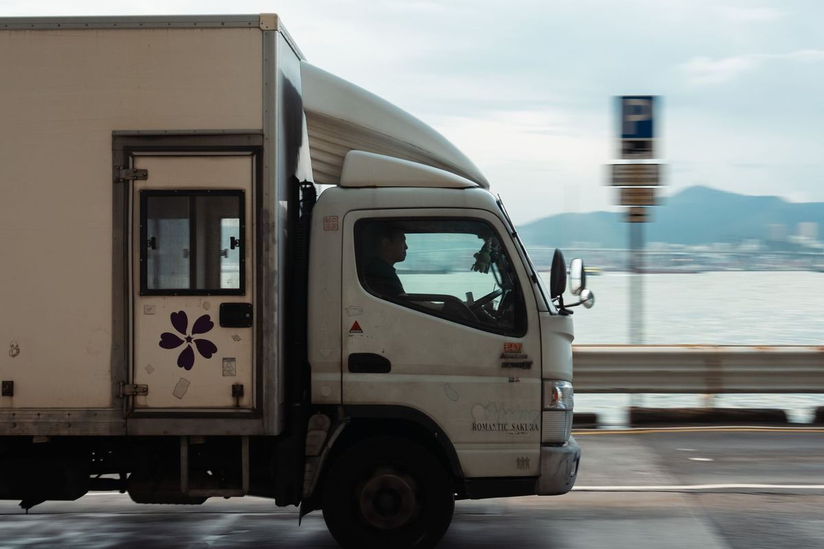 道路を走るトラック（イメージ）